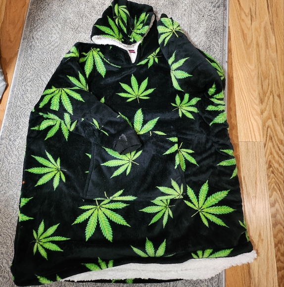 Jackets & Blazers - Oversized stoners fuzzy leaf blanket hoodie